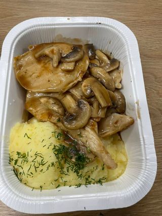 Пилешки карета с гъбен сос и пюре