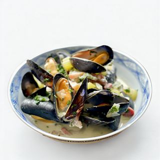 მიდიები ნიჟარაში ღვინის სოუსით