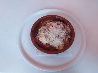 Canelones De Carne En Salsa Boloñesa