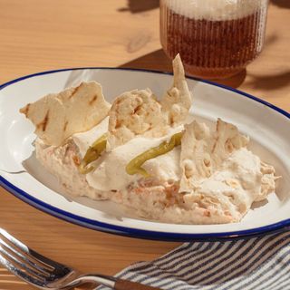 Ensaladilla rusa con piparras, mahonesa de aceituna y pan carasa