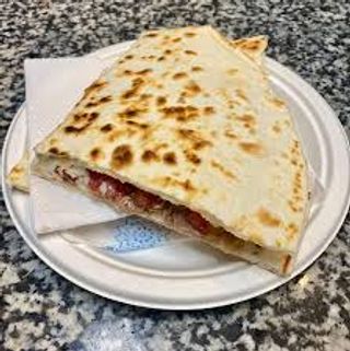 Piadina con tonno, funghi, pomodoro fresco ed emmental