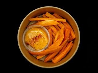 Frytki z batata + sos Spicy Mayo