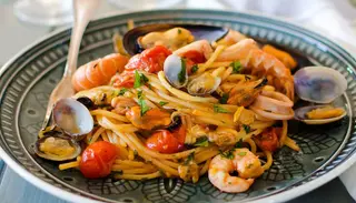 118. Spaghetti alla piastra con frutti di mare