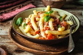 Maccheroni di pasta fresca al pomodoro