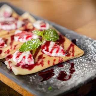 Блины с моцареллой и ягодным конфитюром (230 гр.)