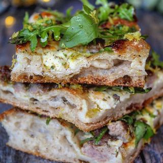 Pizza Rellena De Jamón Y Mozzarella (8 Porciones)