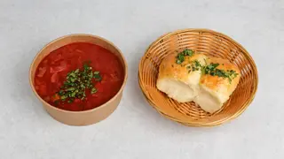 Boršč sa hlebom od belog luka