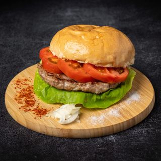 Pljeskavica sa svežim crnim lukom 230g