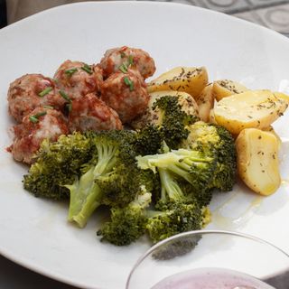 Albóndigas de Ternera con Patatas y Brócoli