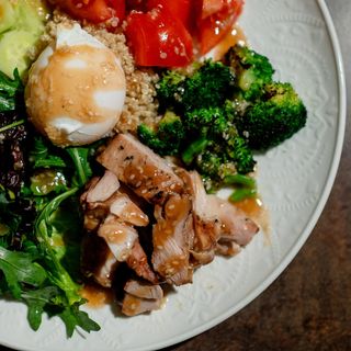 Боул с курицей и киноа