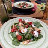 Спаначена салата със сирене фета ,чери домати ,сушени домати ,дресинг