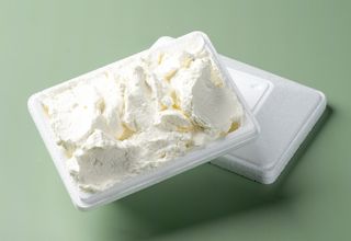 Vaschetta di panna fresca montata a frusta