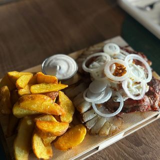 Ceafa tiganeasca la gratar cu cartofi prajiti