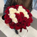 Кутия рози с буква по избор