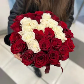 Кутия рози с буква по избор