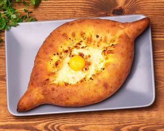 Chaczapuri Adżarskie mozzarella z goudą