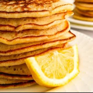 FLUFFY LEMON PANCAKES(Served with honey.)