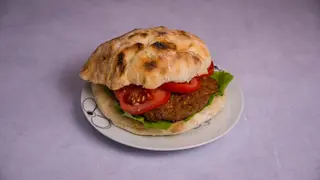 Pljeskavica 150g u lepinji + 150g pomfrita + Coca-Cola 0.33l
