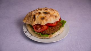 Pljeskavica 150g u lepinji + 150g pomfrita + Coca-Cola 0.33l