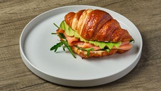 Круассан с семгой