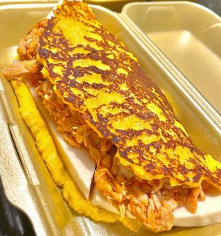 Cachapa con pollo guisado