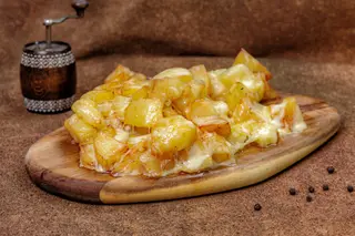 Cartofi pai cu ceddar și ceapă caramelizată