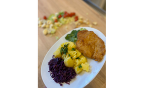 Kotlet schabowy z ziemniakami i surówką