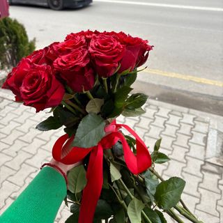 21 рози с панделка