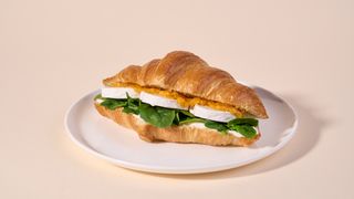 Croissant z Kozim Serem i Konfiturą Pomarańczową