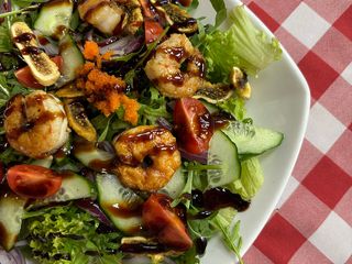 Салат з тигровими креветками і соусом унагі (275g)