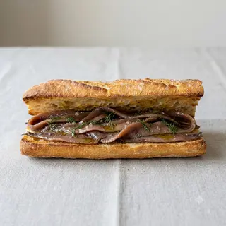 Bocadillo de anchoas ahumadas