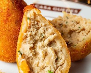 Coxinha de Frango com Queijo de Ovelha