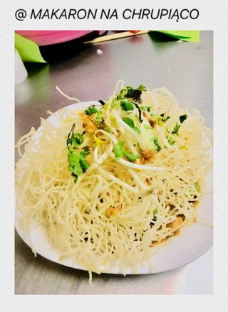 Makaron na chrupiąco z kurczakiem