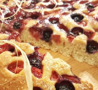 Focaccia con frutti di bosco