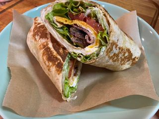 Бургер с телешко в тортила