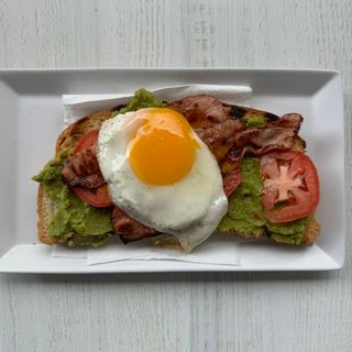 TOSTA CON HUEVO, BACON, AGUACATE Y TOMATE