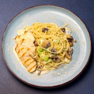 Спагетті у вершковому соусі з курячим філе і овочами (370г)