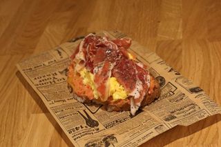 Tostada De Huevos Revueltos Con Jamón