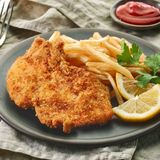 Escalope Napolitano + ración de patatas fritas caseras + ensalada LTC