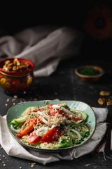 კიტრი-პომიდვრის სალათი ნიგვზით