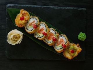 Rolka w tempurze z łososiem (310g)