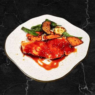 Salmon teriyaki acompañado verduras