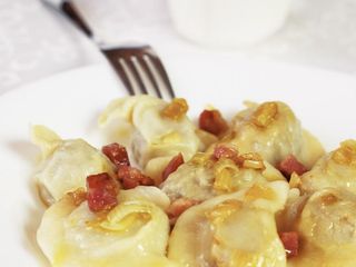 Pierogi z ziemniakami i skwarkami - 10 szt. (na gorąco)