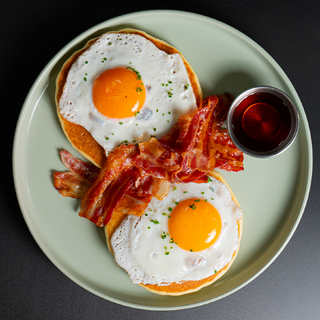 Pancakes, Oua Ochi & Bacon Crocant