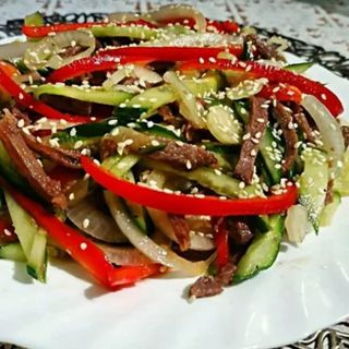 Теплый салат с говядиной и овощами 