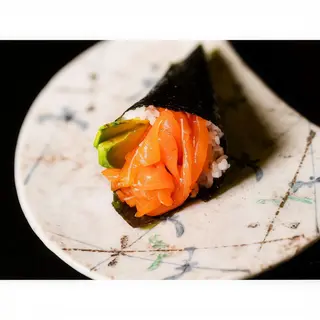 Temaki De Salmón Con Aguacate