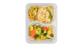 Pieczony łosoś z kaszą kuskus i warzywami z pary