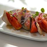 Ensalada de tomate, cebolla tierna, alcaparras y bonito