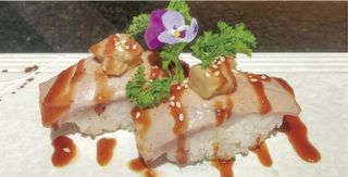 102a. Nigiri De Atún Flameado Con Foie Gras Y Mayonesa (2 Pza.)