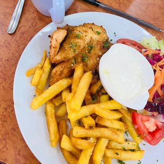 San Jacobo con patatas y dos huevos fritos